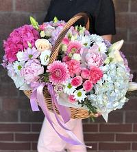 Цветочная композиция из Розы, Хризантемы, Пионы и Лизиантусы в корзине в Ярославле