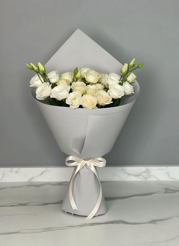 Букет цветов из: Розы и Лизиантусы в Ярославле