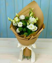 Букет цветов из:  Хризантемы и Лизиантусы в Ярославле